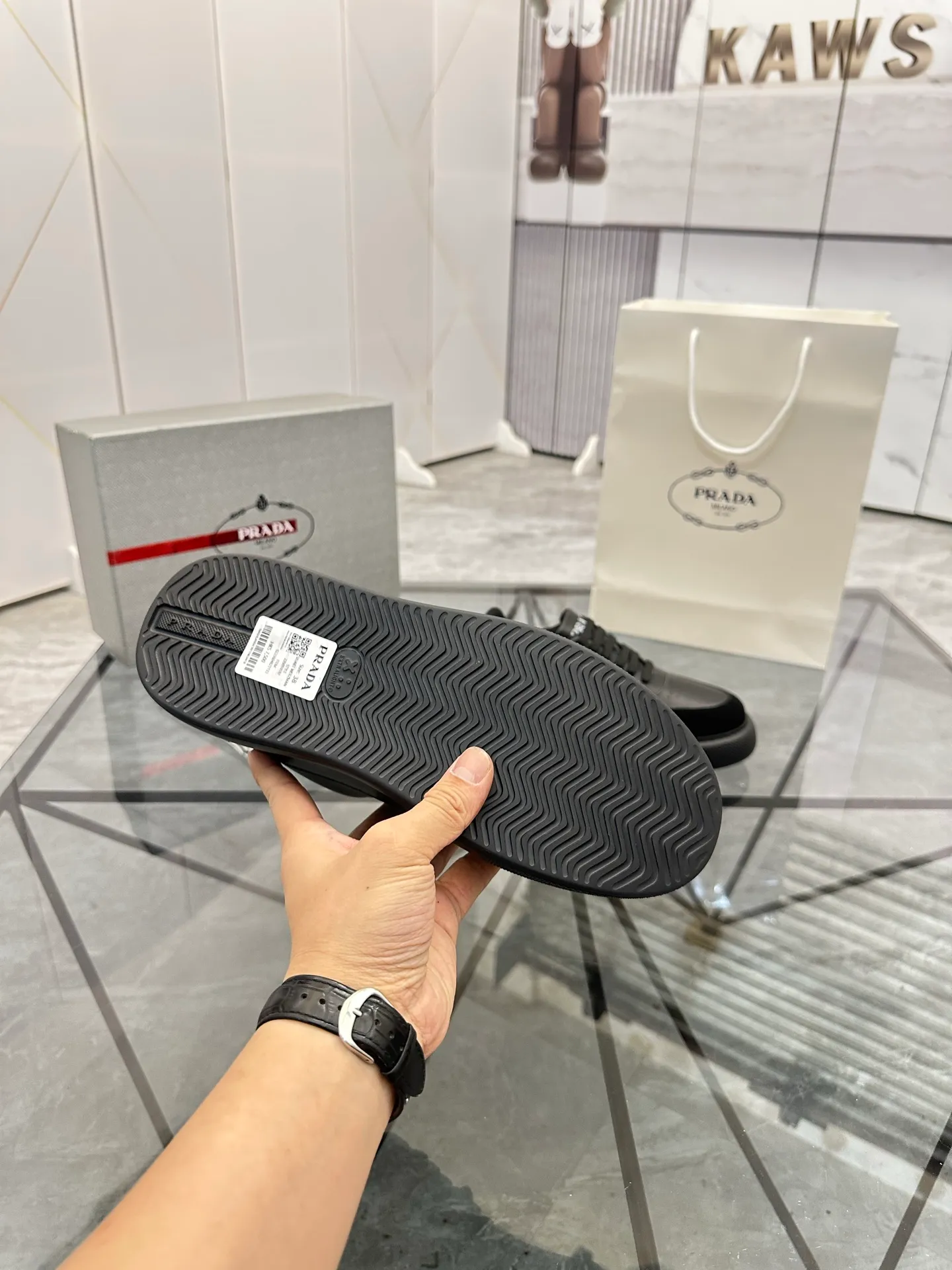 Men's shoes: 💰P580¥ High-end top quality Product trademark: Prada *"Prada*" low-top casual shoes Regular size: 38-45 (can be customized to 46) Product materials: imported first-layer cowhide stitching nubuck leather upper, breathable lining, cowhide foot pads, original ultra-light foam outsole. No.: 001